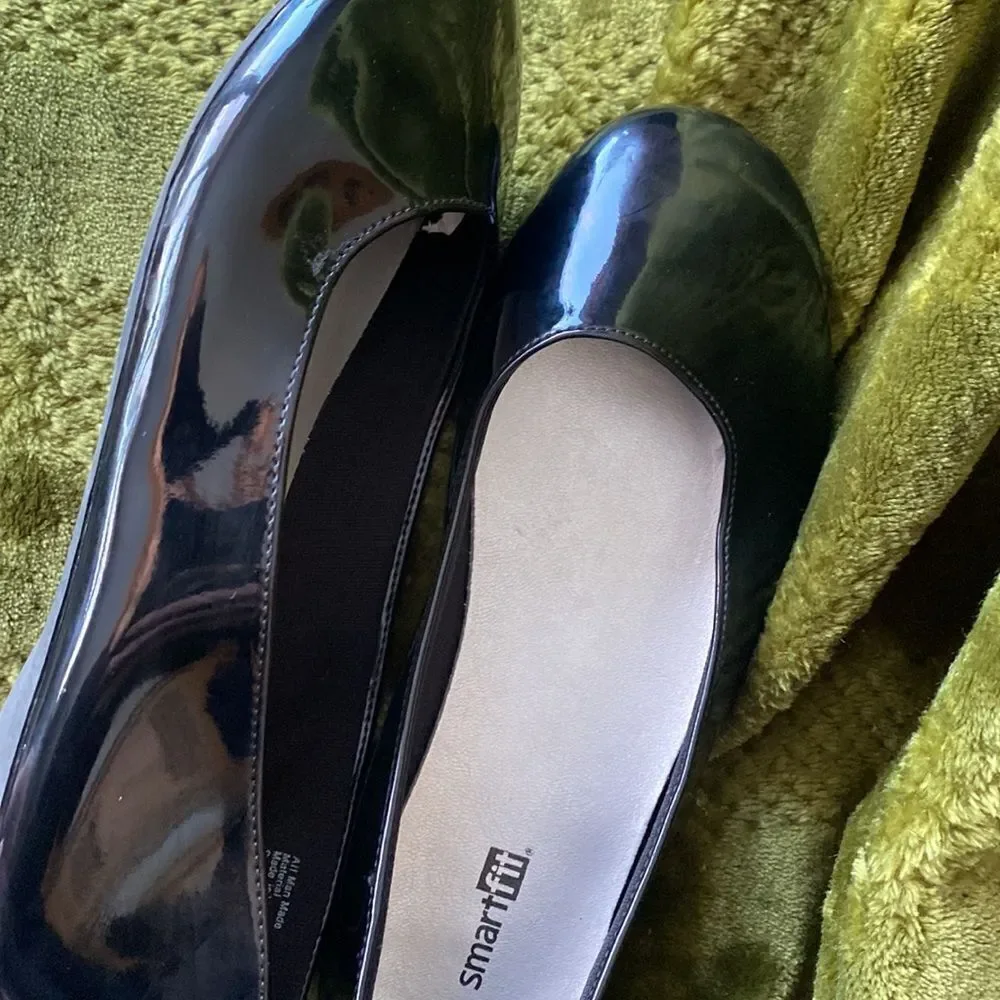 Smart Fit Girls shiny Black dress shoes size 4